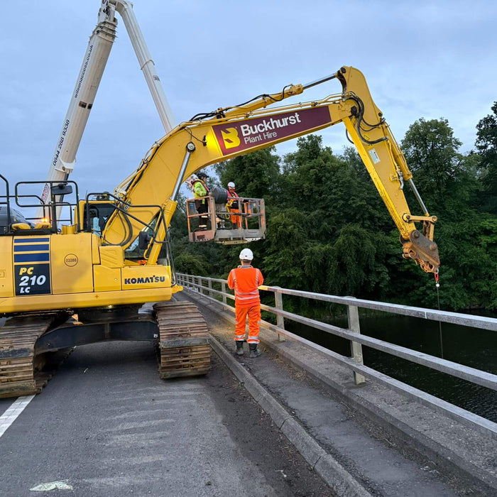 Buckhurst-Komatsu-Excavator-Clearing-River-Blockag-on-the-M9-Scotland-1